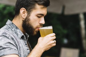 homem bebendo cerveja